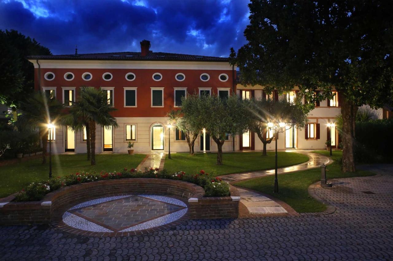 Villa Tiziano Residence Rosa Bagian luar foto