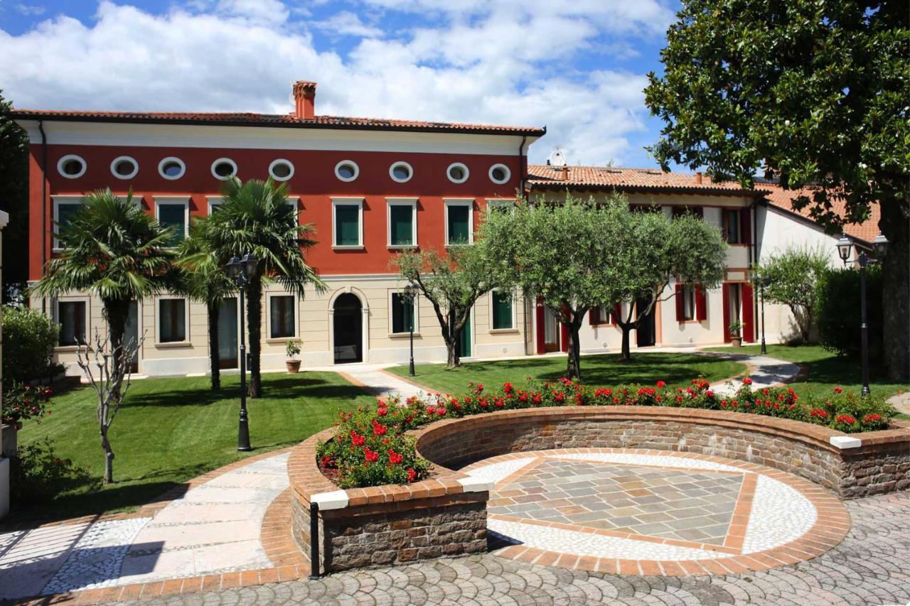 Villa Tiziano Residence Rosa Bagian luar foto
