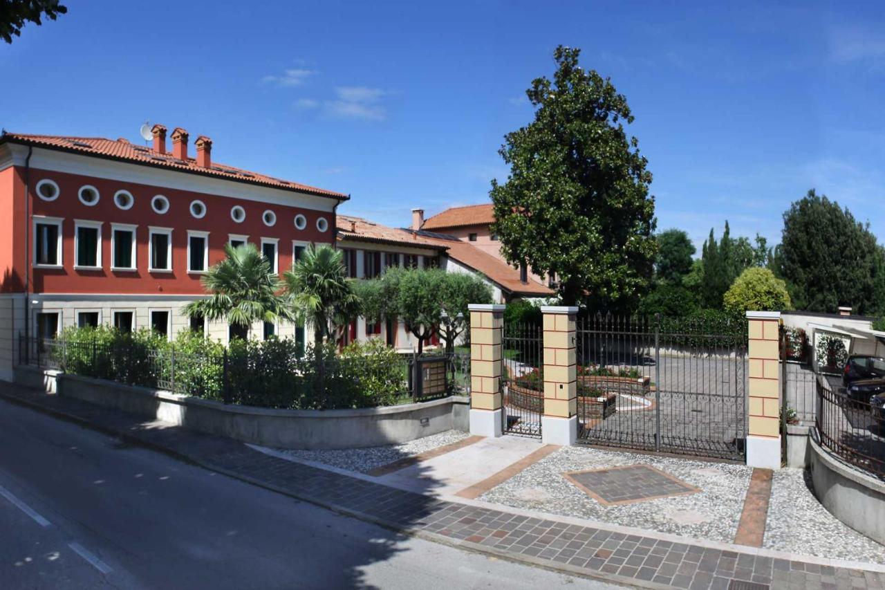 Villa Tiziano Residence Rosa Bagian luar foto