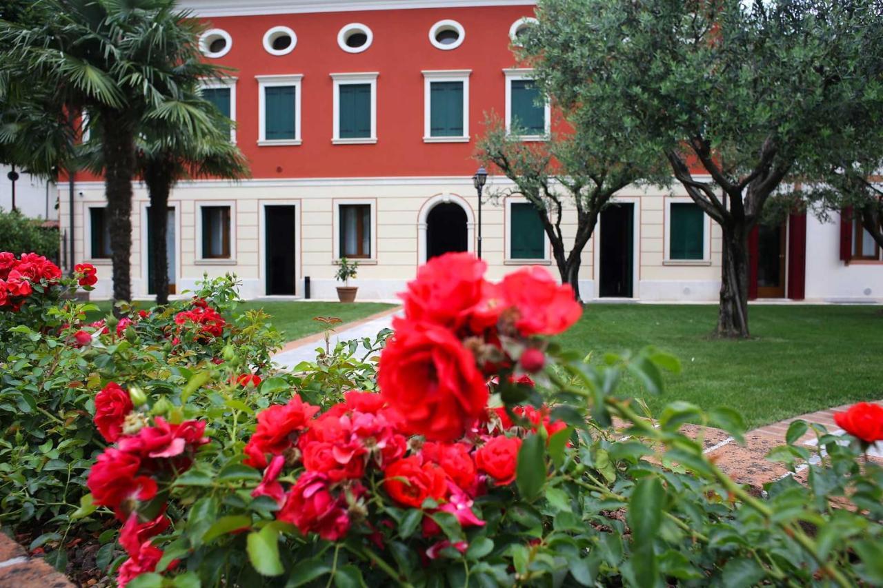 Villa Tiziano Residence Rosa Bagian luar foto