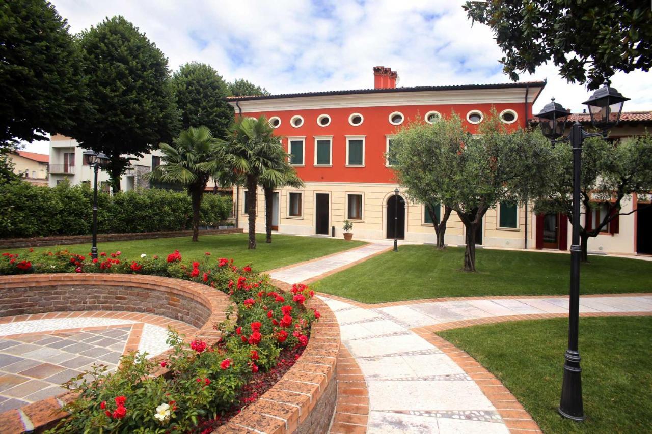 Villa Tiziano Residence Rosa Bagian luar foto